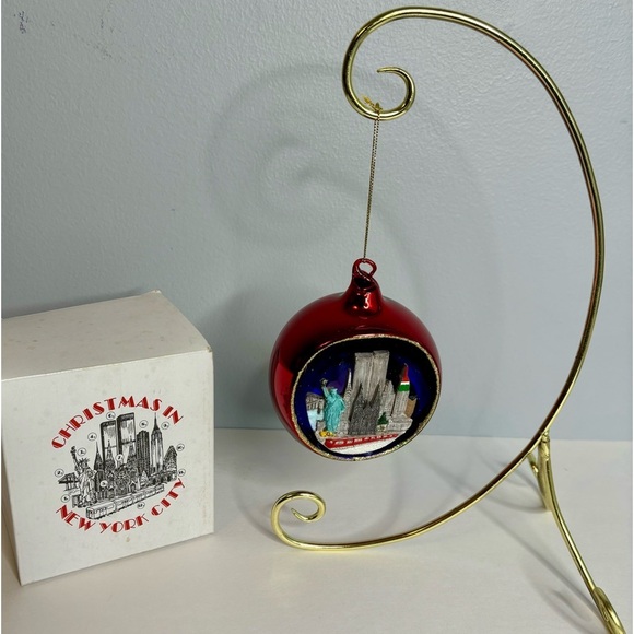 CHRISTMAS ORNAMENT (VINTAGE BLOWN GLASS DIORAMA OF NEW YORK CITY) & STAND - Picture 1 of 6